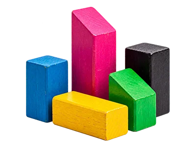 Bloques infantiles de madera real pintados en magenta, azul, verde, amarillo y negro, sin textos ni anotaciones.